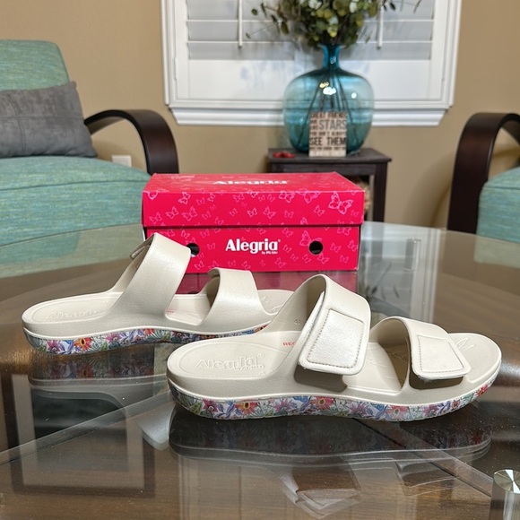 Algeria Orbyt Miami Beach Sandal Tan in‎ color w/ floral bottom Sz 10.5- 11 NEW - Picture 6 of 10